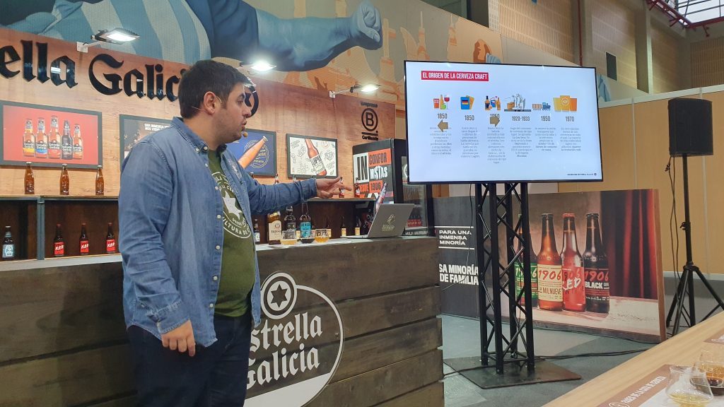Carlos Ávila, del departamento de cultura de la cerveza de estrella Galicia, durante la cata en Xantar.